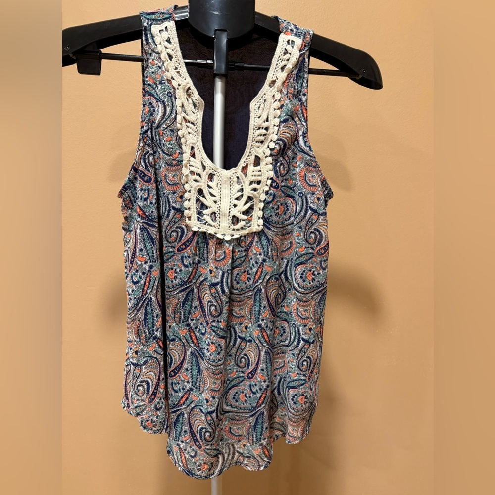 Stitch Fix Paisley Print Sleeveless Blouse Crochet Lace Neckline Navy Coral Sz S